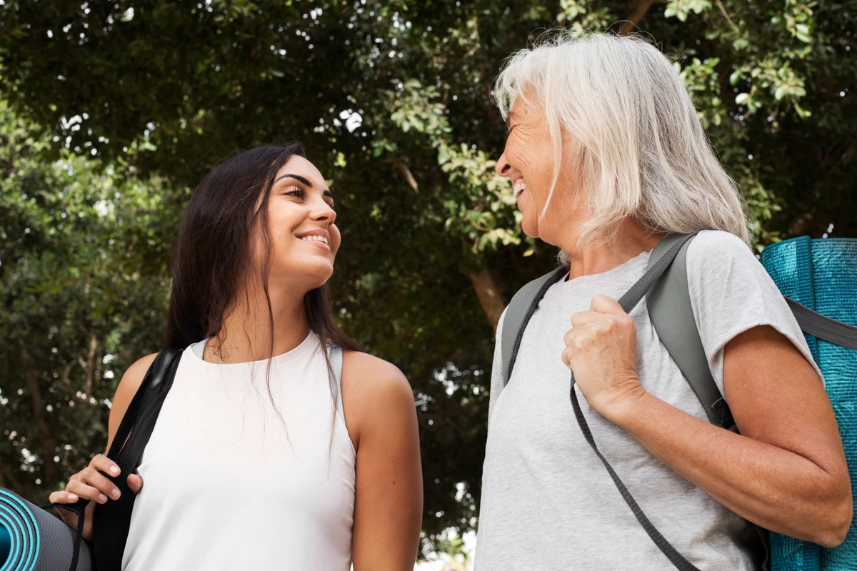 Enquanto o idoso exercita a memória ao resgatar lembranças, o jovem ganha um respiro por Reprodução | Freepik