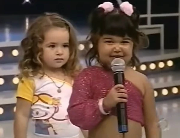 Iriz Alvez com Maisa no Programa do Raul Gil por Reprodução/ Record