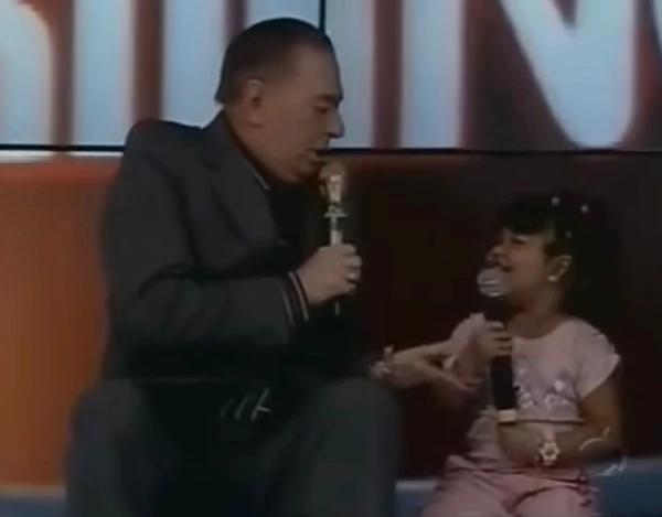 Iriz Alvez com Raul Gil por Reprodução/ Record