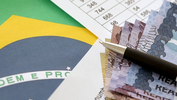Com o salário mínimo de R$ 1.621 confirmado para 2026, o trabalhador brasileiro terá um valor líquido de aproximadamente R$ 1.499,42 após o desconto do INSS. Embora o reajuste de 6,79% represente um ganho real, o desafio das famílias permanece no equilíbrio das contas fixas, já que o custo de vida médio no país chega a R$ 3.520 mensais.