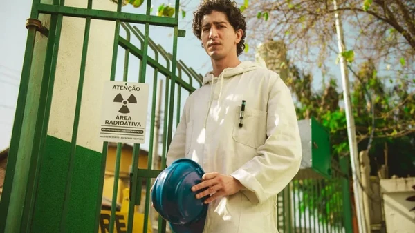 Série da Netflix mistura personagens reais e ficcionais ao retratar tragédia do césio-137 por Divulgação