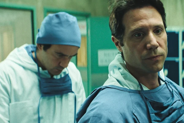 Série da Netflix mistura personagens reais e ficcionais ao retratar tragédia do césio-137 por Divulgação