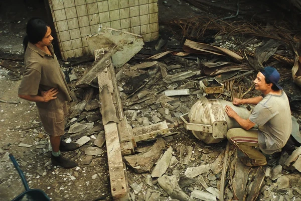 Série da Netflix mistura personagens reais e ficcionais ao retratar tragédia do césio-137 por Divulgação