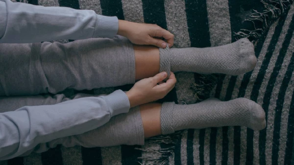 Técnica da meia úmida ajuda a preparar o corpo para o sono ao reduzir a temperatura dos pés