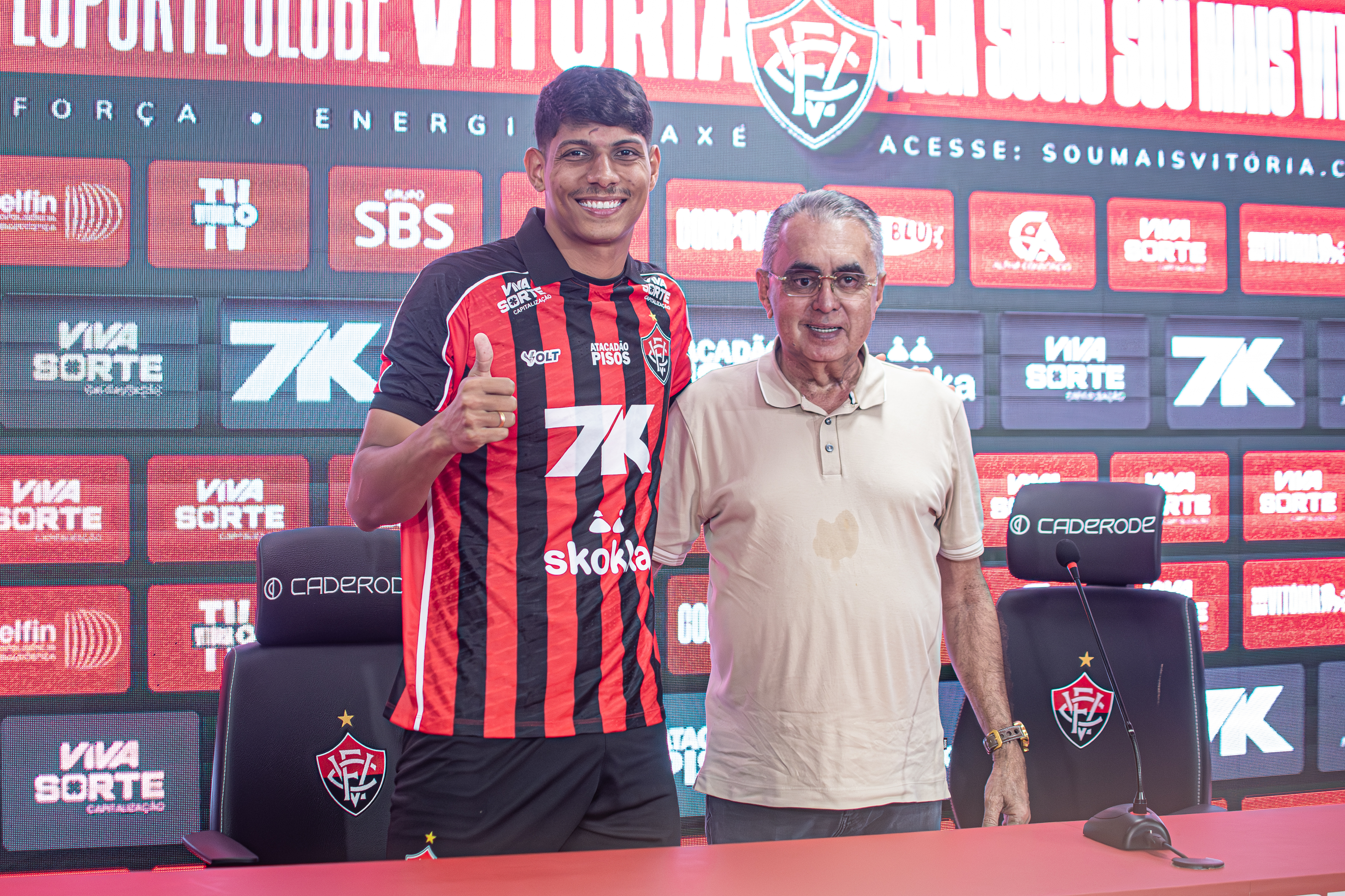 Zé Vitor apresentado como novo reforço do Vitória por Victor Ferreira/ECV