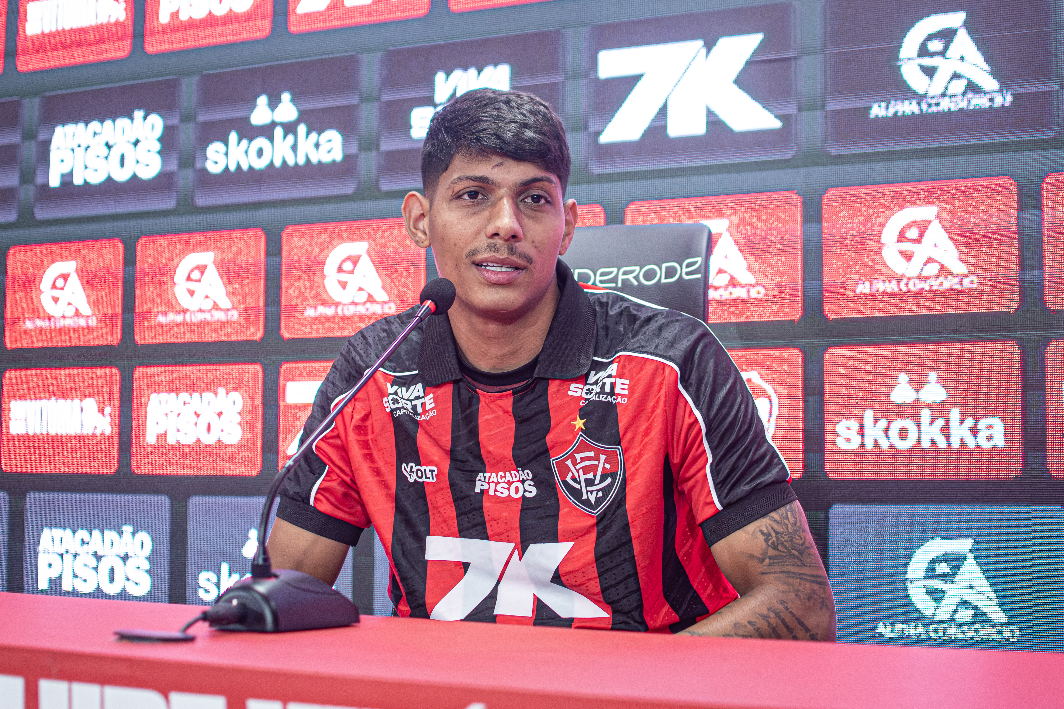 Zé Vitor apresentado como novo reforço do Vitória por Victor Ferreira/ECV