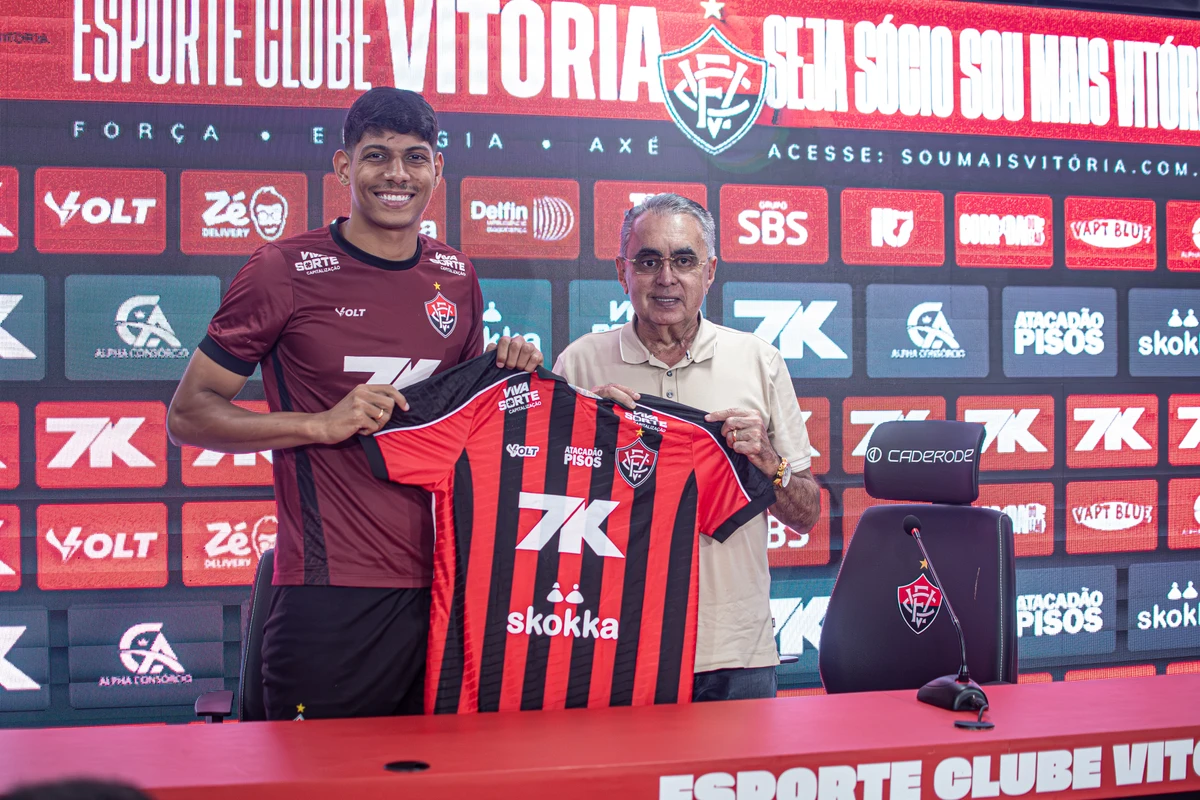 Zé Vitor apresentado como novo reforço do Vitória por Victor Ferreira/ECV