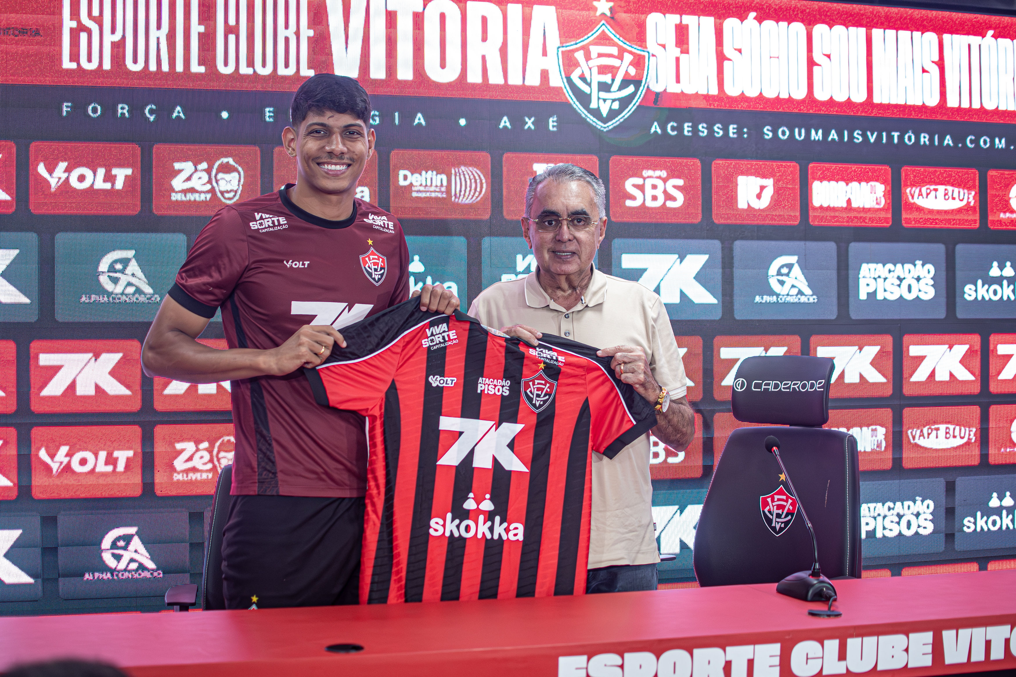 Zé Vitor apresentado como novo reforço do Vitória por Victor Ferreira/ECV