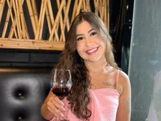 Imagem - Jovem foi morta a facadas por namorado em apartamento após pedir para ver celular dele