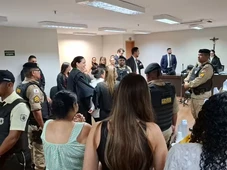 Imagem - Mulher acusada de cortar órgão genital e matar companheiro após flagrá-lo em cima da filha dela de 11 anos é absolvida