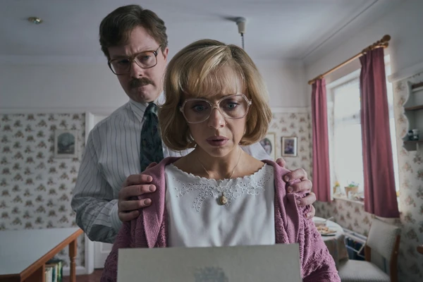 Daniel Rigby e Bel Powley como Vernon e Petúnia Dursley por Divulgação/HBO/Aidan Monaghan