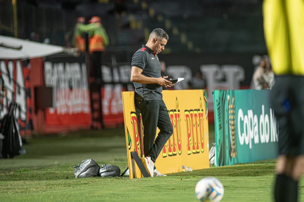 Jair Ventura, técnico do Vitória