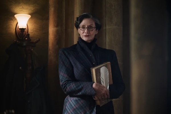 Janet McTeer como Professora McGonagall por Divulgação/HBO/Aidan Monaghan