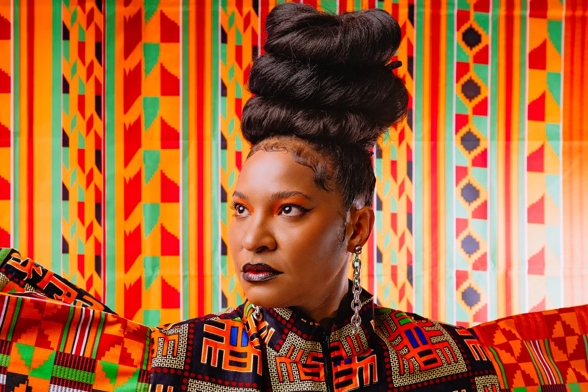 Larissa Luz canta o show Rock in Gil