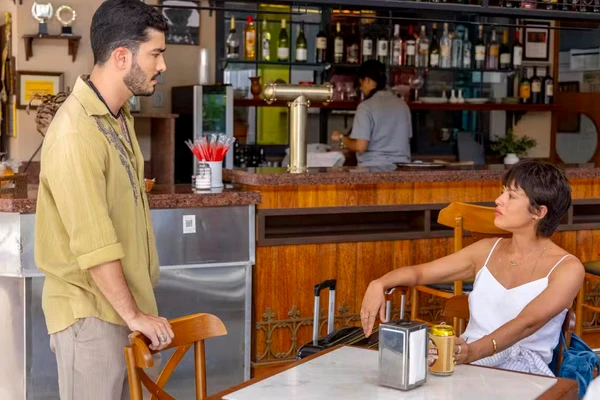 Luma (Agatha Moreira) e Rodhes (Leo Bittencourt) em 'Mania de você' por Beatriz Damy/Globo