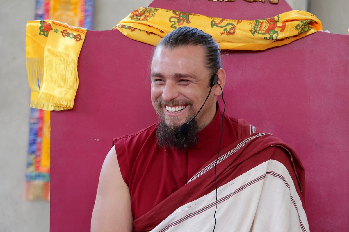 professor, tradutor, terapeuta e Lama no budismo dos Himalaias, Jigme Lhawang