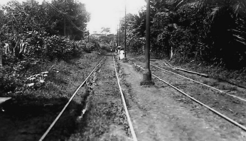 Trilho de bonde onde hoje é a atual Av. Vasco da Gama, em Salvador/Rep. Entre Arcos e Bondes por Acervo Coelba/Rep. Entre Arcos e Bondes
