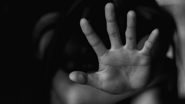 As mulheres são proporcionalmente muito mais vítimas de violência sexual do que os homens: 10,2% das estudantes relataram ter sido forçadas a algum ato sexual em 2024, frente a 6,9% dos rapazes por Reprodução