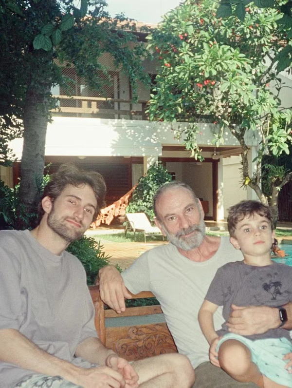 Felipe Ricca com o pai Marco Ricca e o irmão caçula por Reprodução/Redes Sociais 