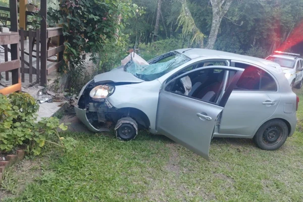 Médico atropela oito pessoas e invade casa para matar irmão a pauladas