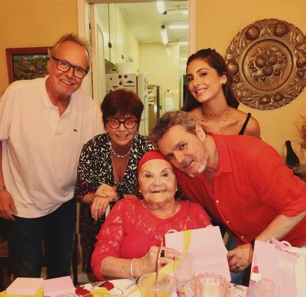 Tato Gabus Mendes no Natal de 2023 com o irmão, Cássio, a cunhada, Lidia Brondi, a mãe e a filha, Luiza por Reprodução/Redes Sociais 