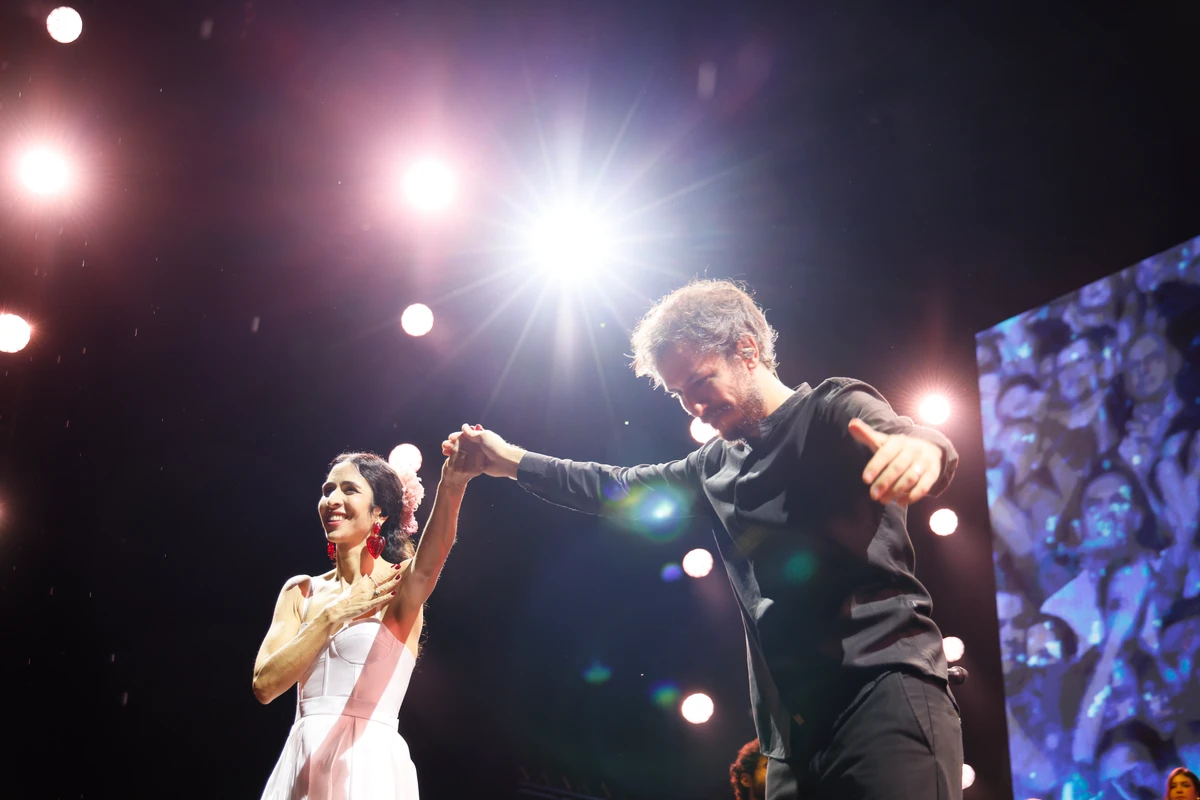 Marisa Monte e o maestro André Bachur por Divulgação/Leo Aversa