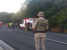 Imagem - Vítimas são resgatadas de helicóptero após acidente com dois caminhões em Simões Filho