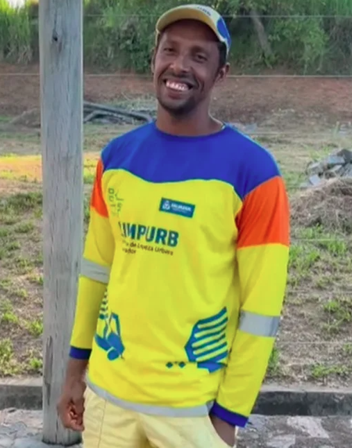 Hoje cantor é gari em Ilha da Bahia por Reprodução | Redes Sociais