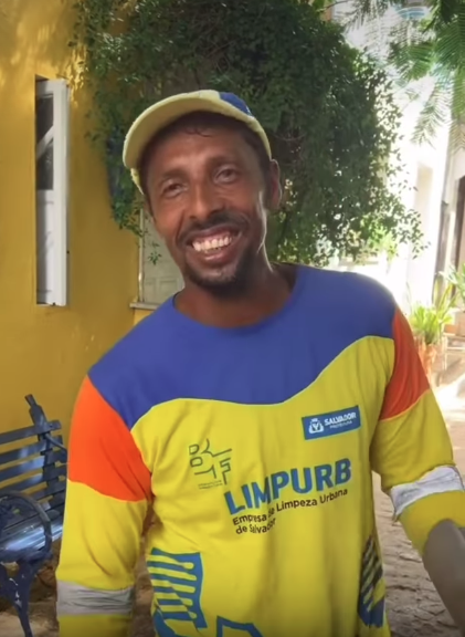 Hoje cantor é gari em Ilha da Bahia por Reprodução | Redes Sociais