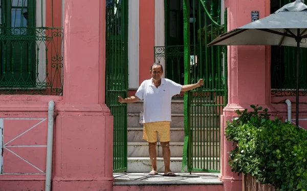 Bernardo, o morador do último casarão 100% residencial do Porto da Barra