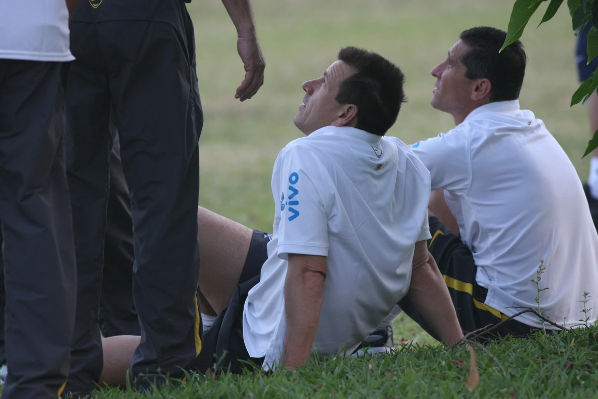 Dunga e o auxiliar Jorginho em momento de descanso no antigo Hotel Sofitel, em Itapuã