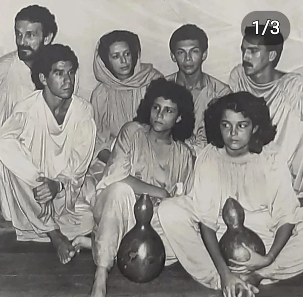 Elenco da peça  ‘Mãos Sujas de Terra’.  Ed Ribeiro é o primeiro da segunda fileira, da esquerda para a direita