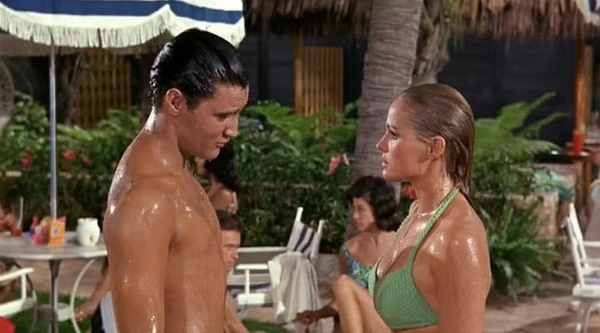Elvis Presley e Ursula Andress em O Seresteiro de Acapulco (1963) por Reprodução