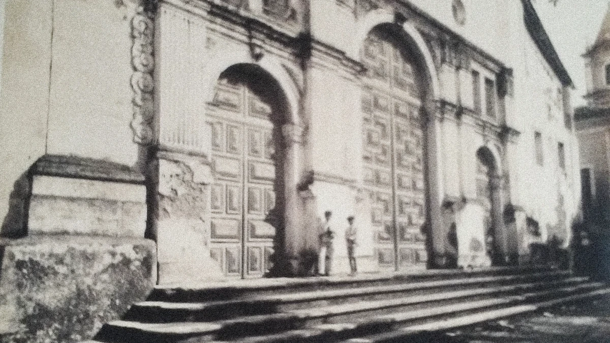 Escadaria e porta principal da Igreja da Sé