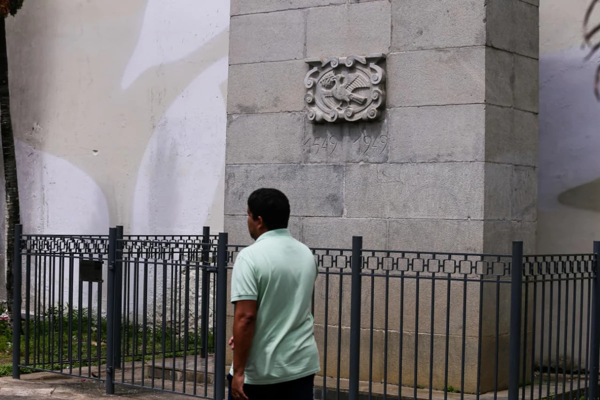 A obra foi inaugurada em 1949 com o objetivo de celebrar o aniversáriodos quatrocentos anos da cidade por Arisson Marinho