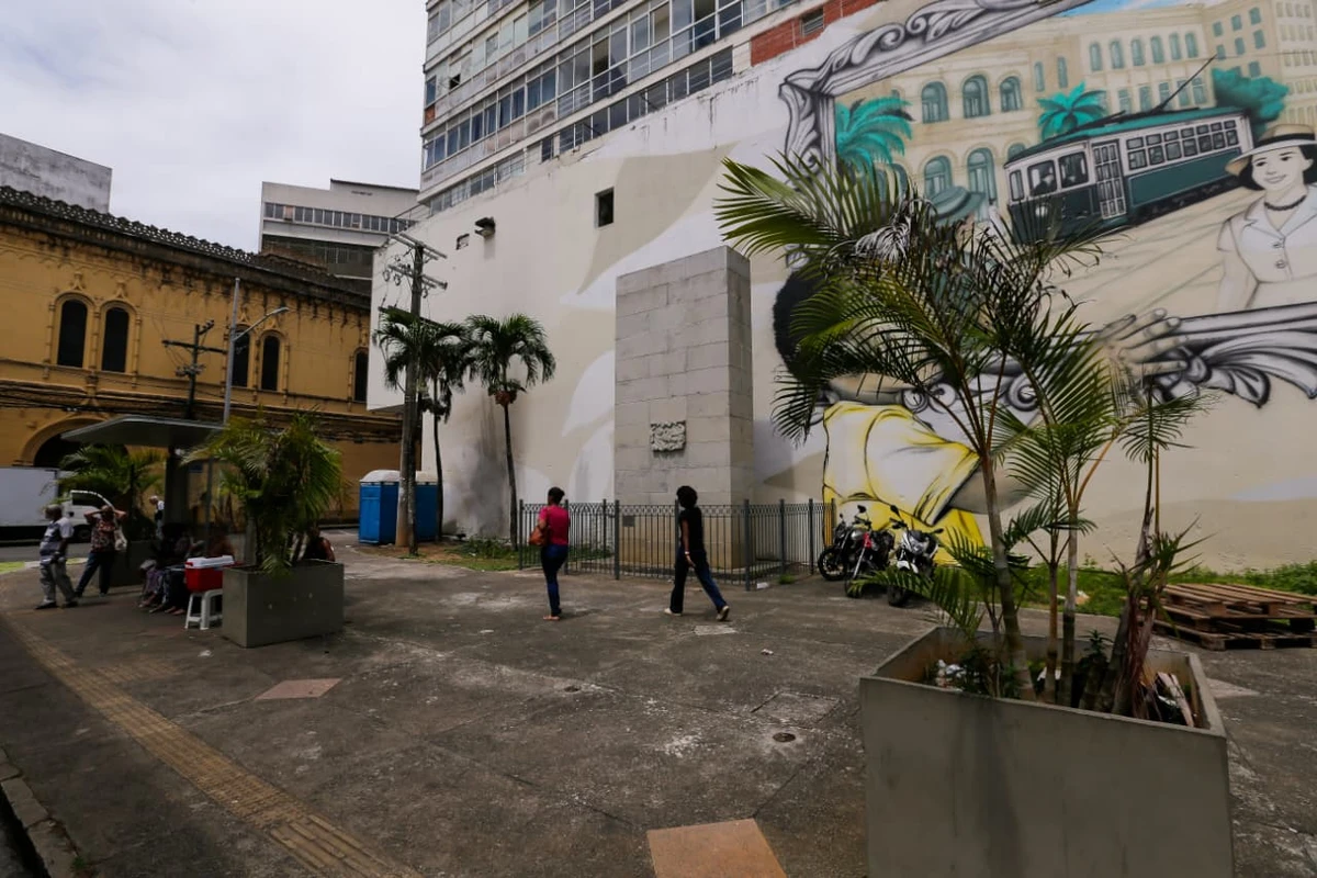 Apesar de sua altura elevada (7 metros), é quase imperceptível aos pedestres e demais transeuntes que percorrem aquele local cotidianamente por Arisson Marinho