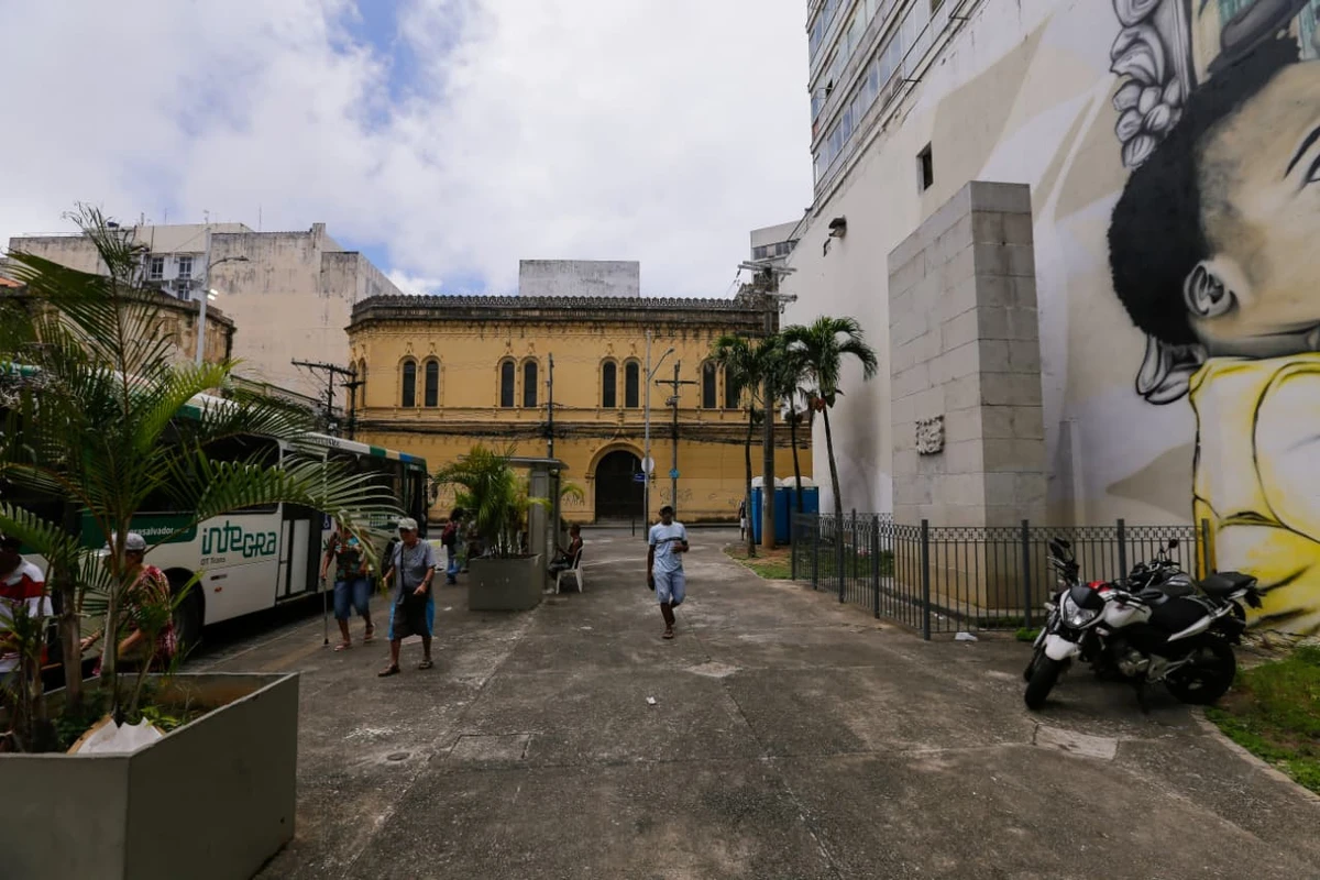 Apesar de sua altura elevada (7 metros), é quase imperceptível aos pedestres e demais transeuntes que percorrem aquele local cotidianamente por Arisson Marinho