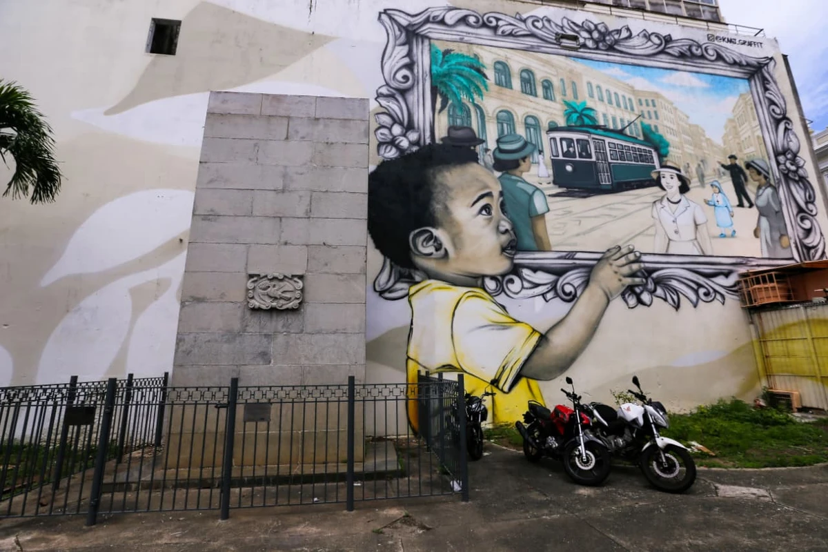 No atual terminal rodoviário da Praça da Sé, em Salvador, consta um grande monumento de pedra, fosco e escanteado por Arisson Marinho