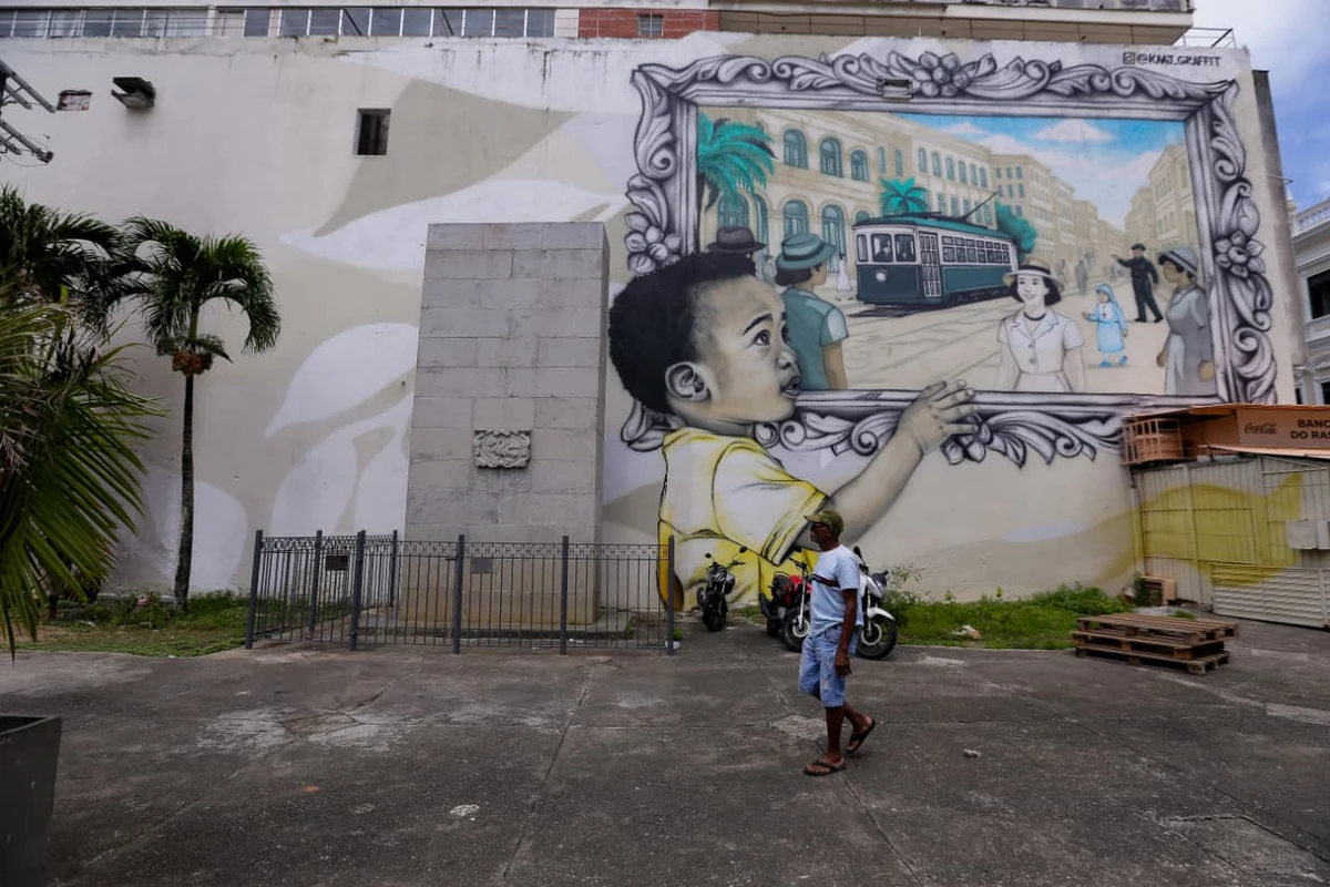 Escultura modernista projetada pelo arquiteto Diógenes Rebouças e inaugurada em 1949 para marcar os 400 anos da cidade. O conjunto em pedra e bronze celebra a fundação de Salvador e a instalação do governo-geral do Brasil por Arisson Marinho