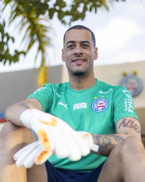 Léo Vieira com a camisa do Bahia por Divulgação/ECB