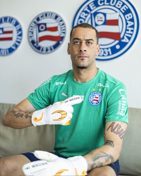 Léo Vieira com a camisa do Bahia por Divulgação/ECB