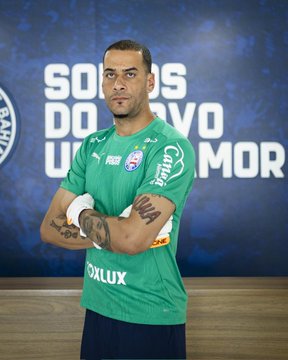 Léo Vieira com a camisa do Bahia por Divulgação/ECB