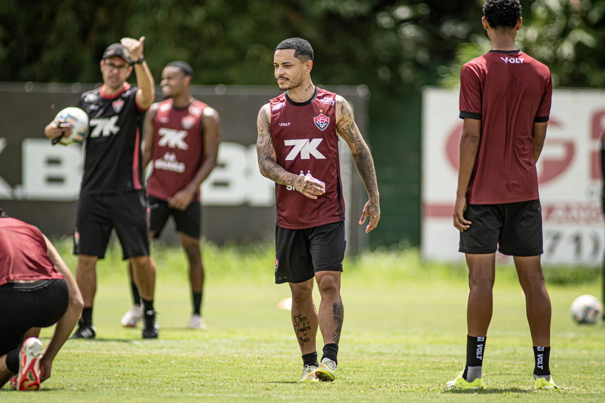 Matheuzinho durante preparação do Vitória para enfrentar o CRB