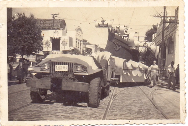O desfile começou com um grande carro alegórico representando as naus portuguesas da frota de Tomé de Souza, simbolizando a fundação da cidade em 1549