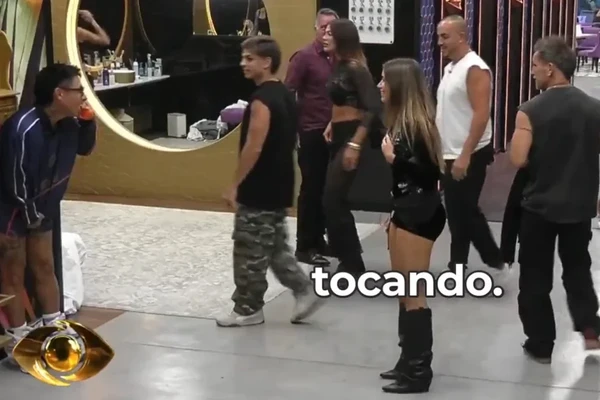 Participante atende Big Fone pelado por Reprodução