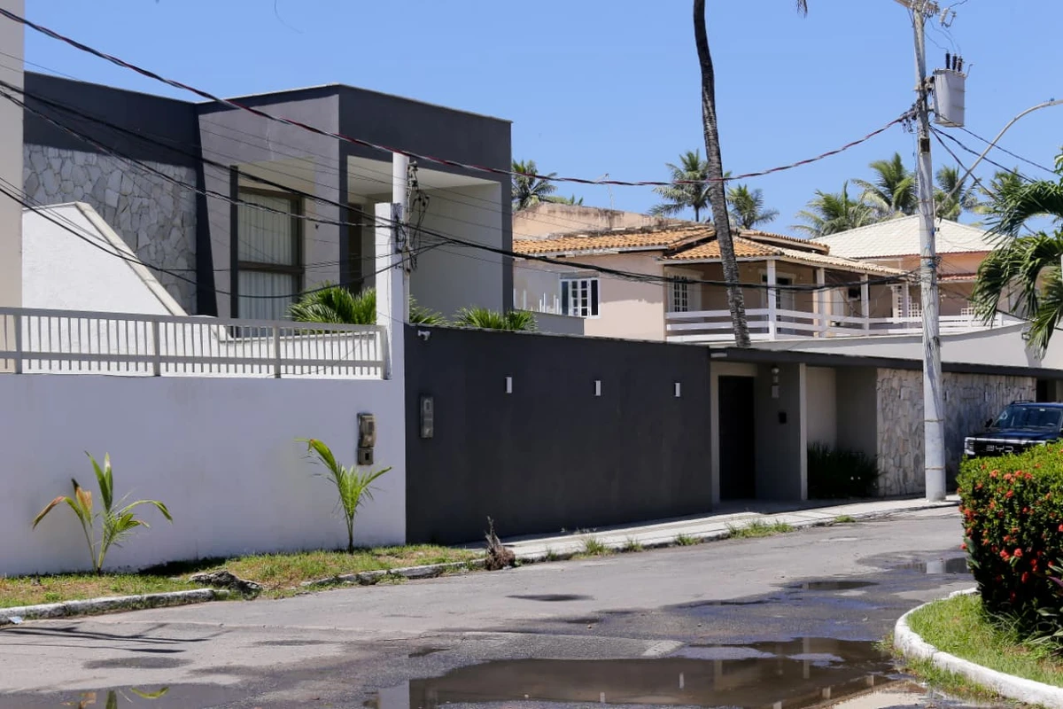 Picape do Corpo de Bombeiros é usada na obra da casa de ex-comandante da corporação por Arisson Marinho/CORREIO