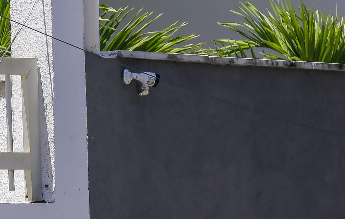 Picape do Corpo de Bombeiros é usada na obra da casa de ex-comandante da corporação por Arisson Marinho/CORREIO