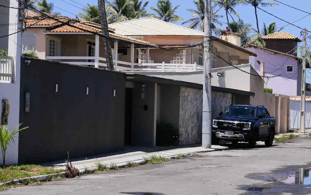 Picape do Corpo de Bombeiros é usada na obra da casa de ex-comandante da corporação por Arisson Marinho/CORREIO