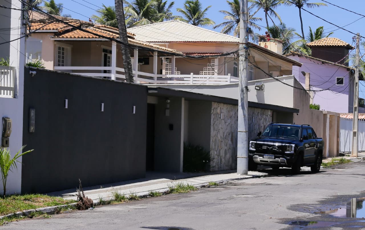 Picape do Corpo de Bombeiros é usada na obra da casa de ex-comandante da corporação por Arisson Marinho/CORREIO