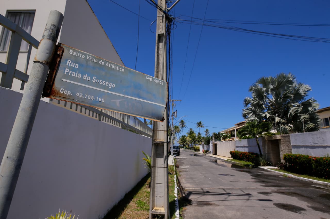 Picape do Corpo de Bombeiros é usada na obra da casa de ex-comandante da corporação por Arisson Marinho/CORREIO